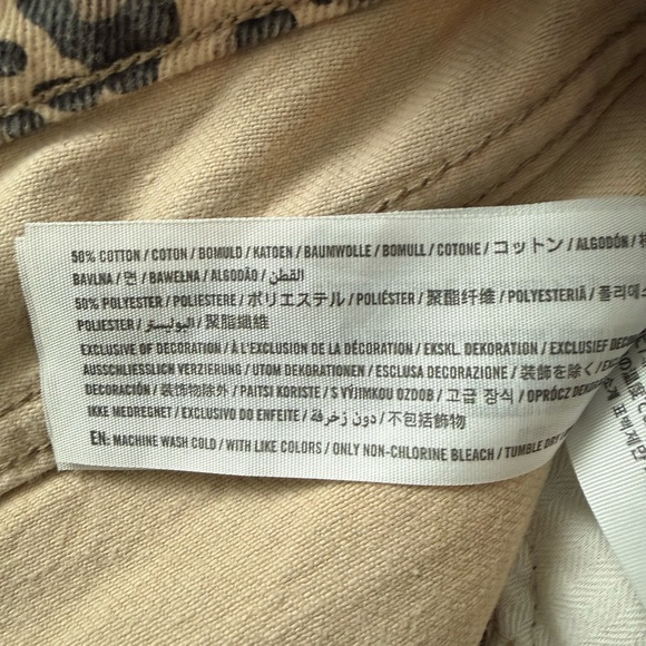 Abercrombie & Fitch Leopard Print Mid-Rise Barrel leg Jeans in Tan and Black - Picture 4 of 4